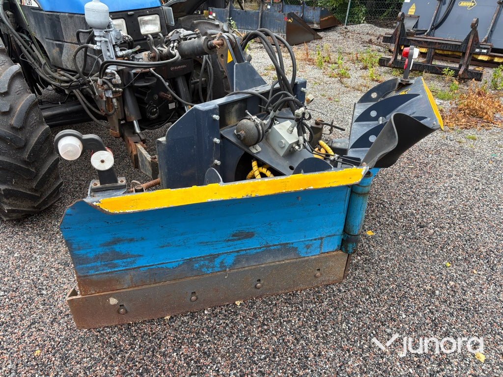 Traktor New Holland TL 90 med vikplog och sandspridare