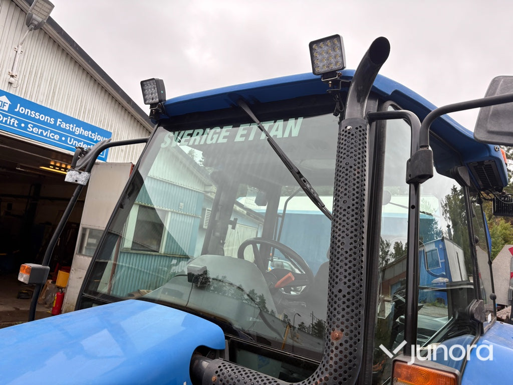 Traktor New Holland TL 90 med vikplog och sandspridare