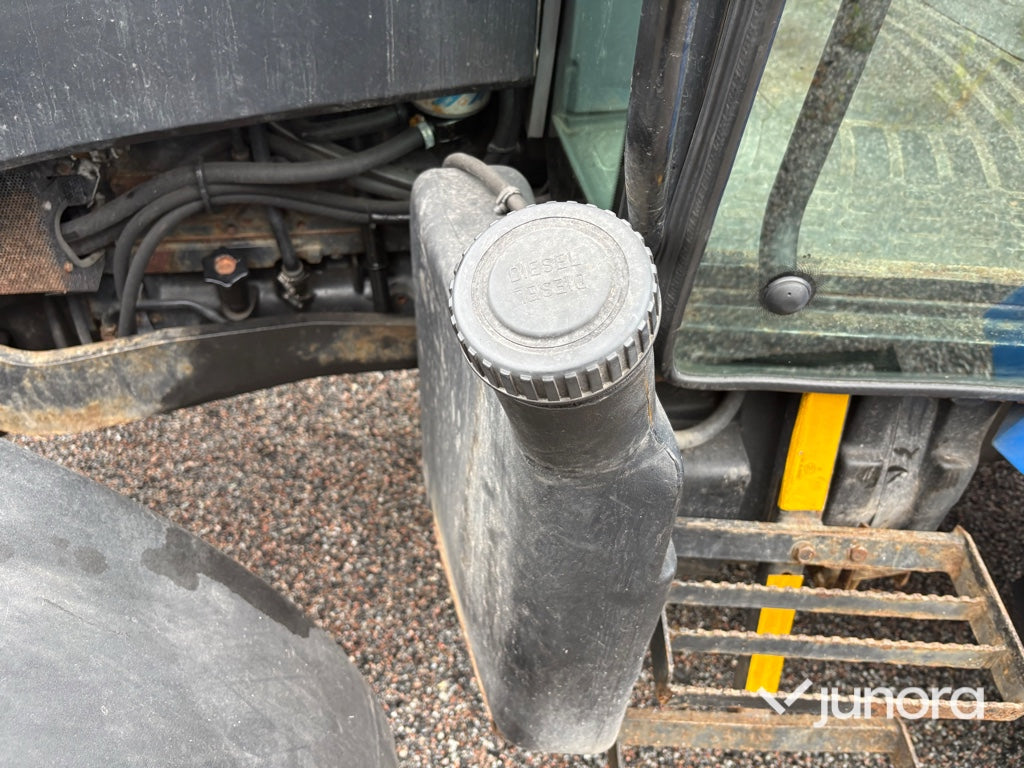 Traktor New Holland TL 90 med vikplog och sandspridare