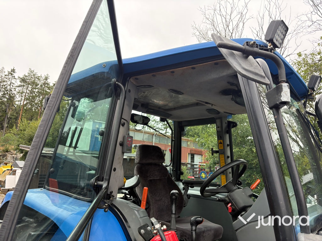 Traktor New Holland TL 90 med vikplog och sandspridare