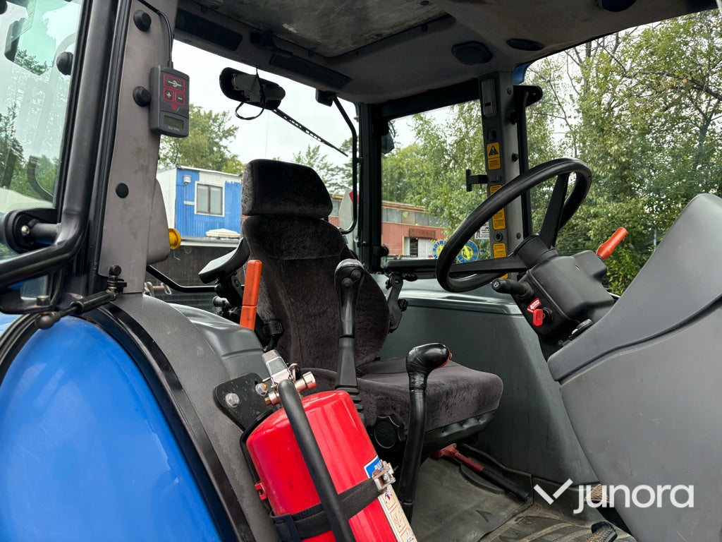 Traktor New Holland TL 90 med vikplog och sandspridare