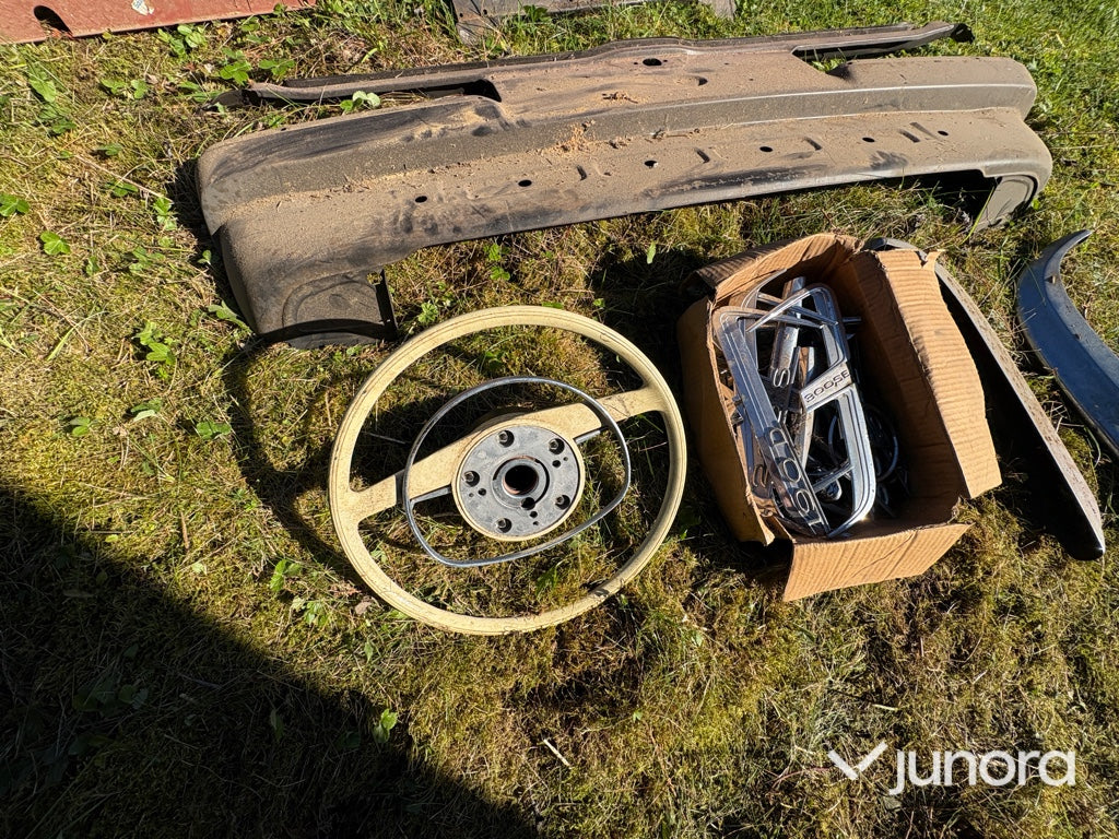 Mycket bildelar till FEN-MERCEDES W110