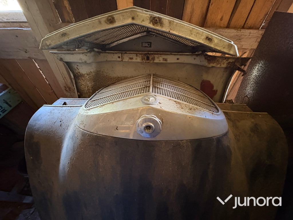 Mycket bildelar till FEN-MERCEDES W110
