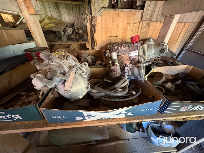 Mycket bildelar till FEN-MERCEDES W110