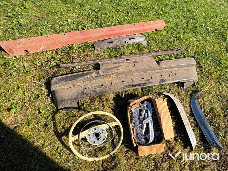 Mycket bildelar till FEN-MERCEDES W110