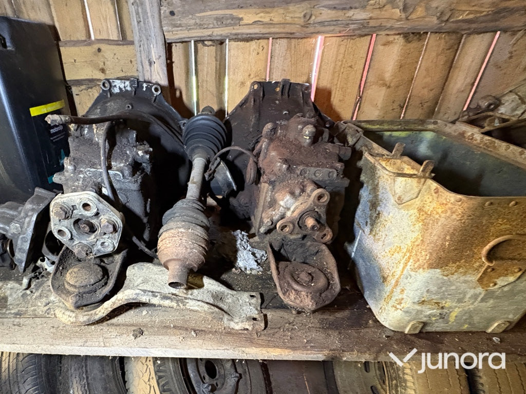 Mycket bildelar till FEN-MERCEDES W110