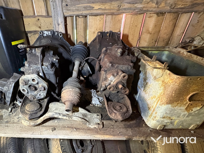 Mycket bildelar till FEN-MERCEDES W110
