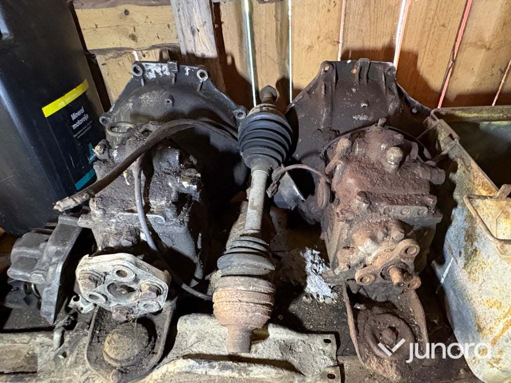 Mycket bildelar till FEN-MERCEDES W110