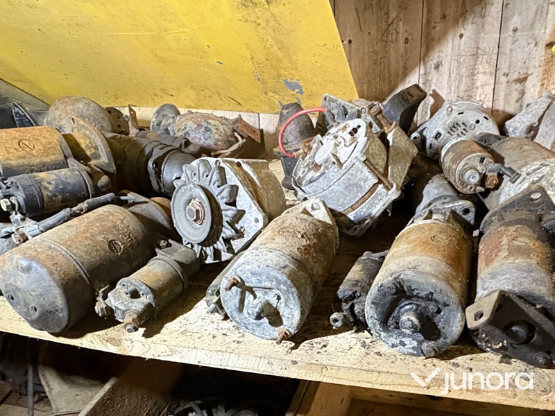 Mycket bildelar till FEN-MERCEDES W110