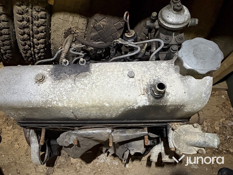 Mycket bildelar till FEN-MERCEDES W110