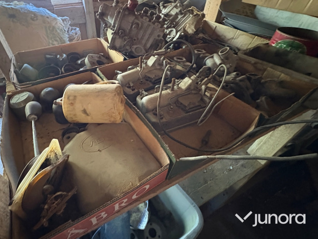 Mycket bildelar till FEN-MERCEDES W110