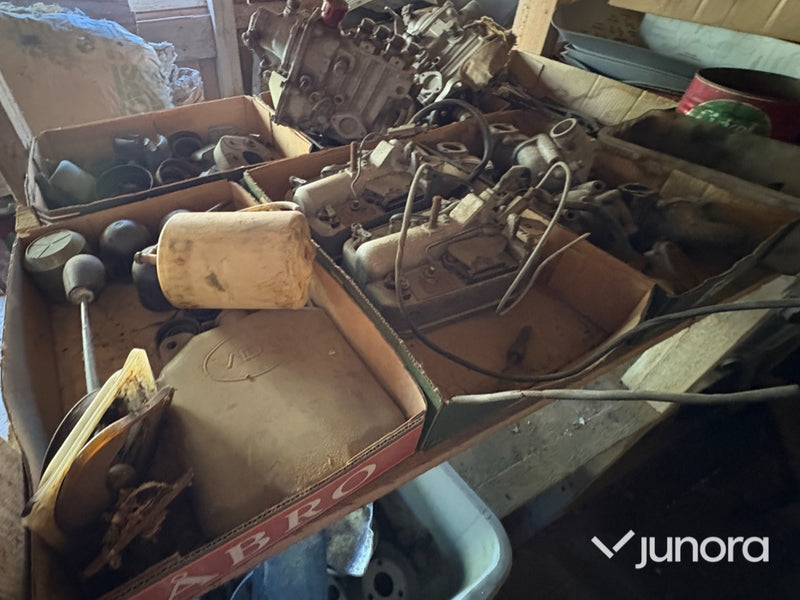 Mycket bildelar till FEN-MERCEDES W110