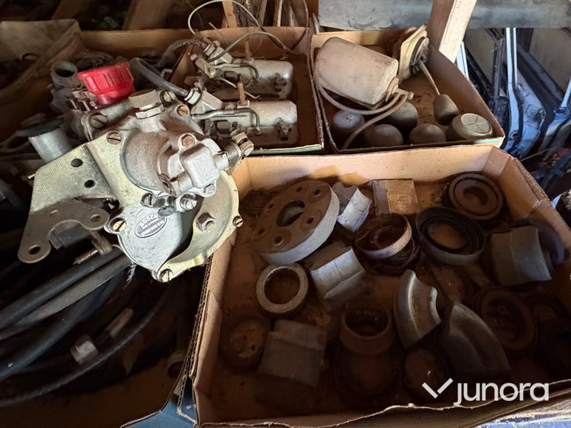 Mycket bildelar till FEN-MERCEDES W110