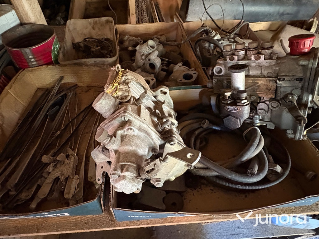 Mycket bildelar till FEN-MERCEDES W110