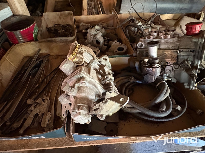 Mycket bildelar till FEN-MERCEDES W110