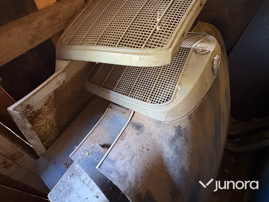 Mycket bildelar till FEN-MERCEDES W110