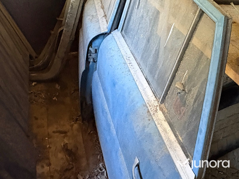 Mycket bildelar till FEN-MERCEDES W110
