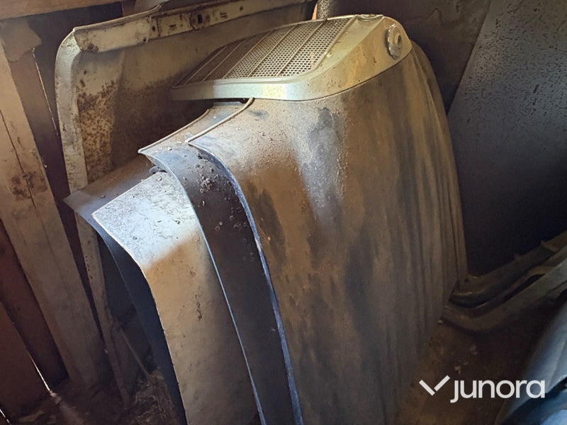 Mycket bildelar till FEN-MERCEDES W110