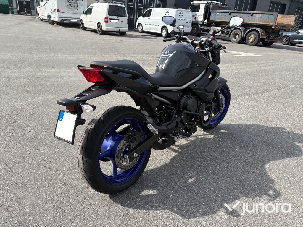 Motorcykel Yamaha XJ6 ABS