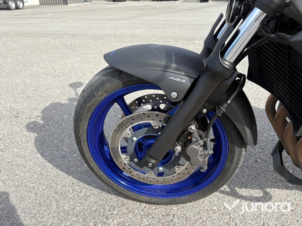 Motorcykel Yamaha XJ6 ABS