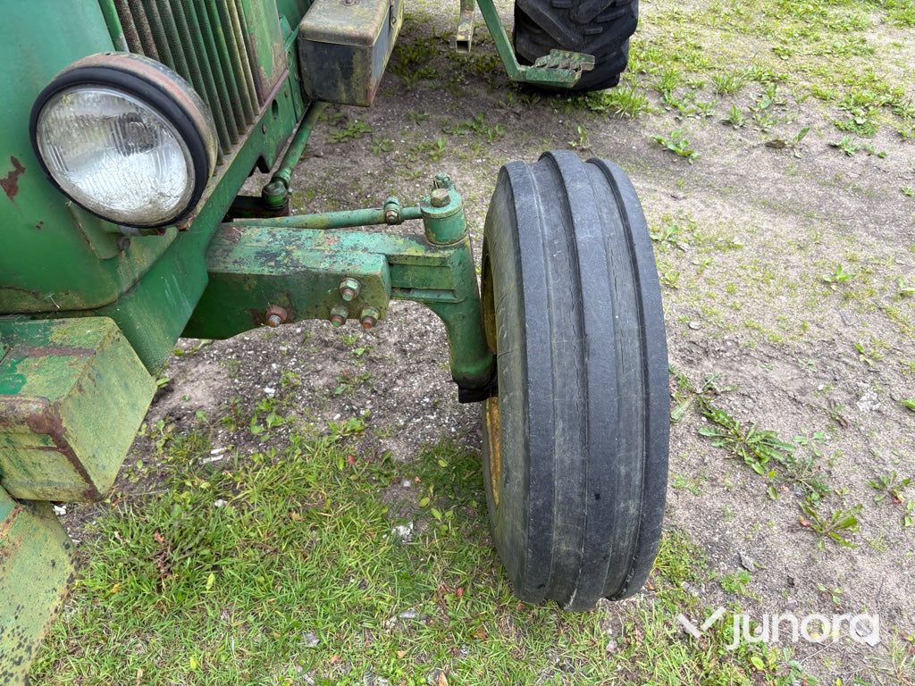 Traktor - John Deere, 3130