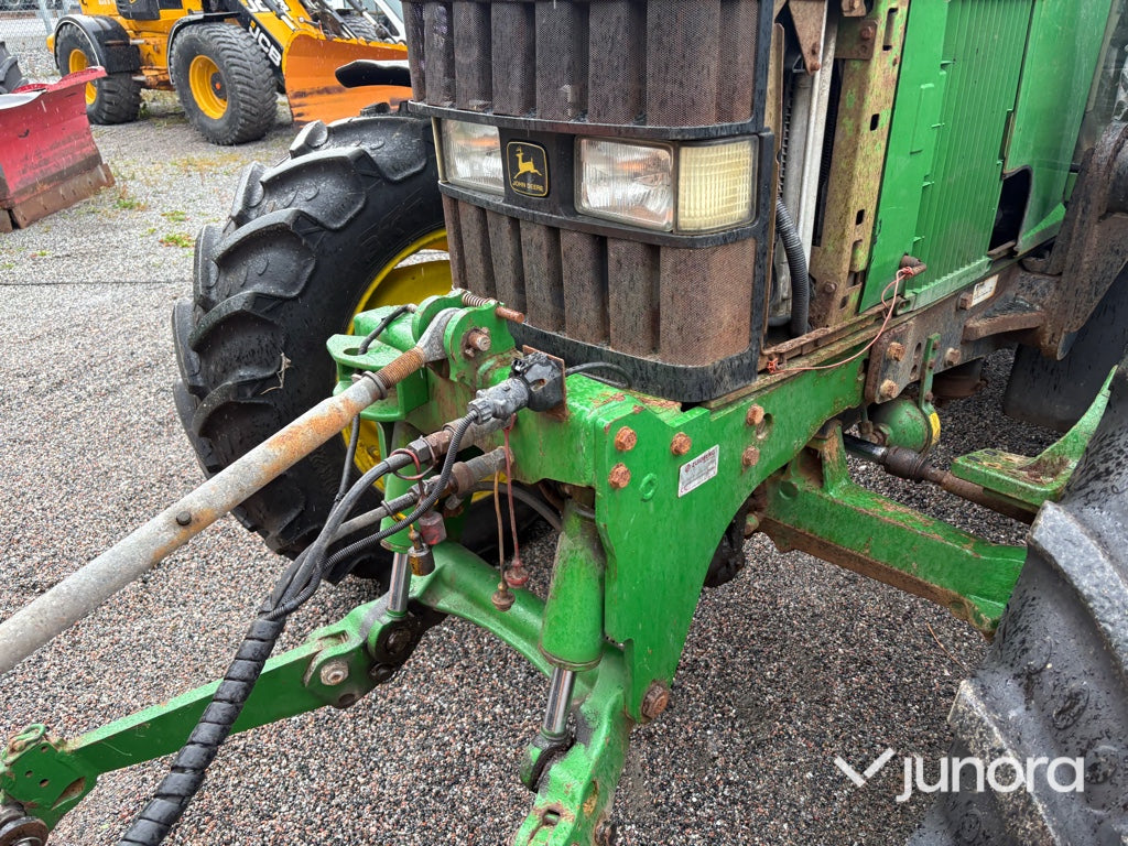 Traktor John Deere 6210 med vikplog och sandspridare