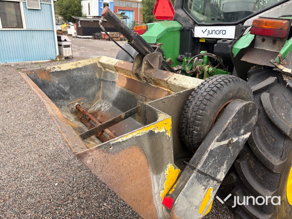 Traktor John Deere 6210 med vikplog och sandspridare