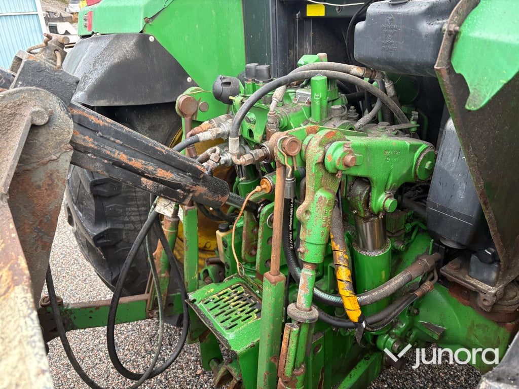 Traktor John Deere 6210 med vikplog och sandspridare