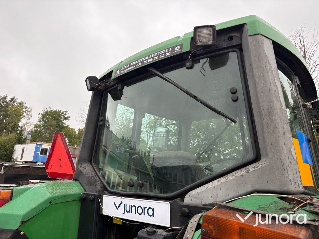Traktor John Deere 6210 med vikplog och sandspridare