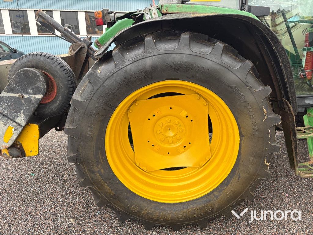 Traktor John Deere 6210 med vikplog och sandspridare
