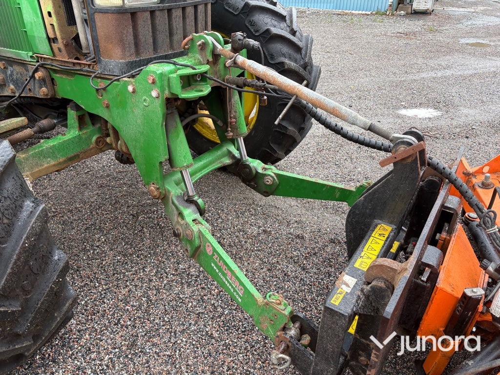 Traktor John Deere 6210 med vikplog och sandspridare