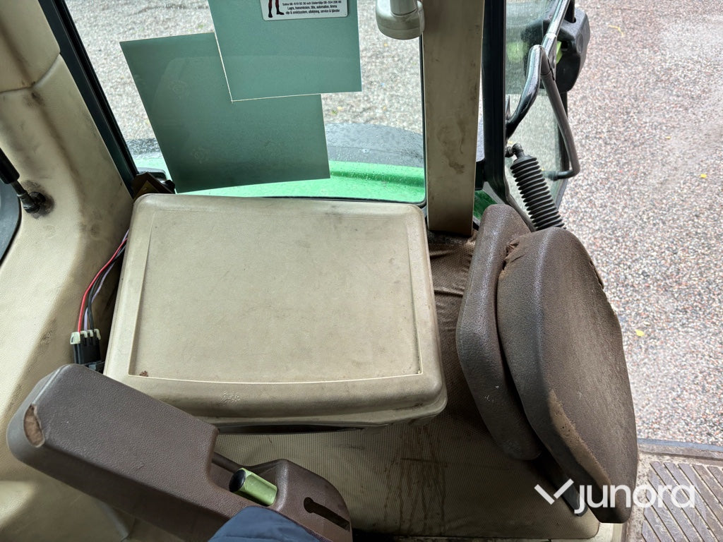 Traktor John Deere 6210 med vikplog och sandspridare