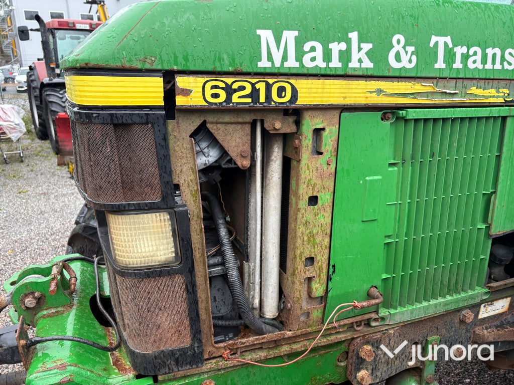 Traktor John Deere 6210 med vikplog och sandspridare