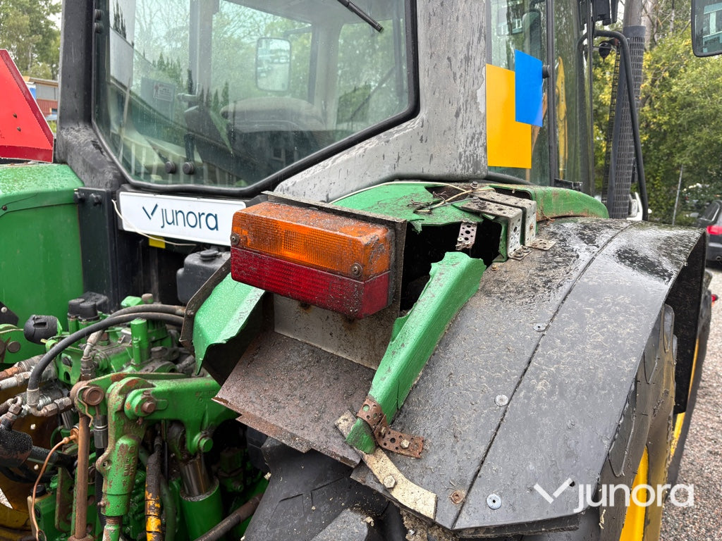Traktor John Deere 6210 med vikplog och sandspridare
