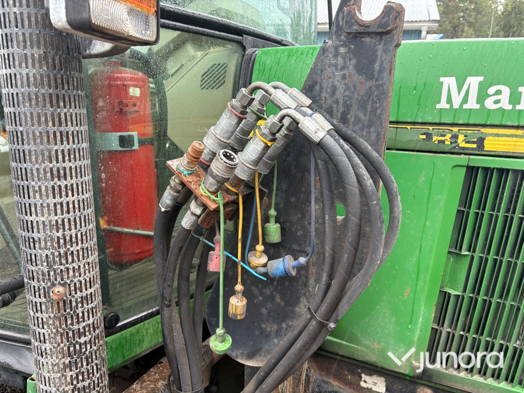 Traktor John Deere 6210 med vikplog och sandspridare