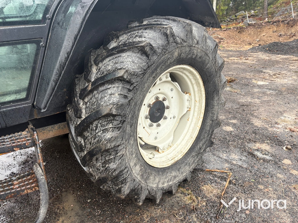 Traktor - Valtra 6550-4 med frontlastare