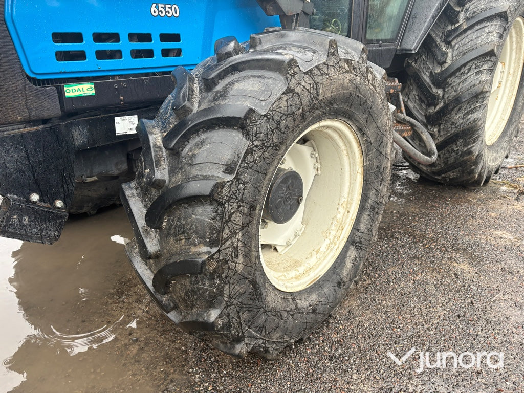 Traktor - Valtra 6550-4 med frontlastare