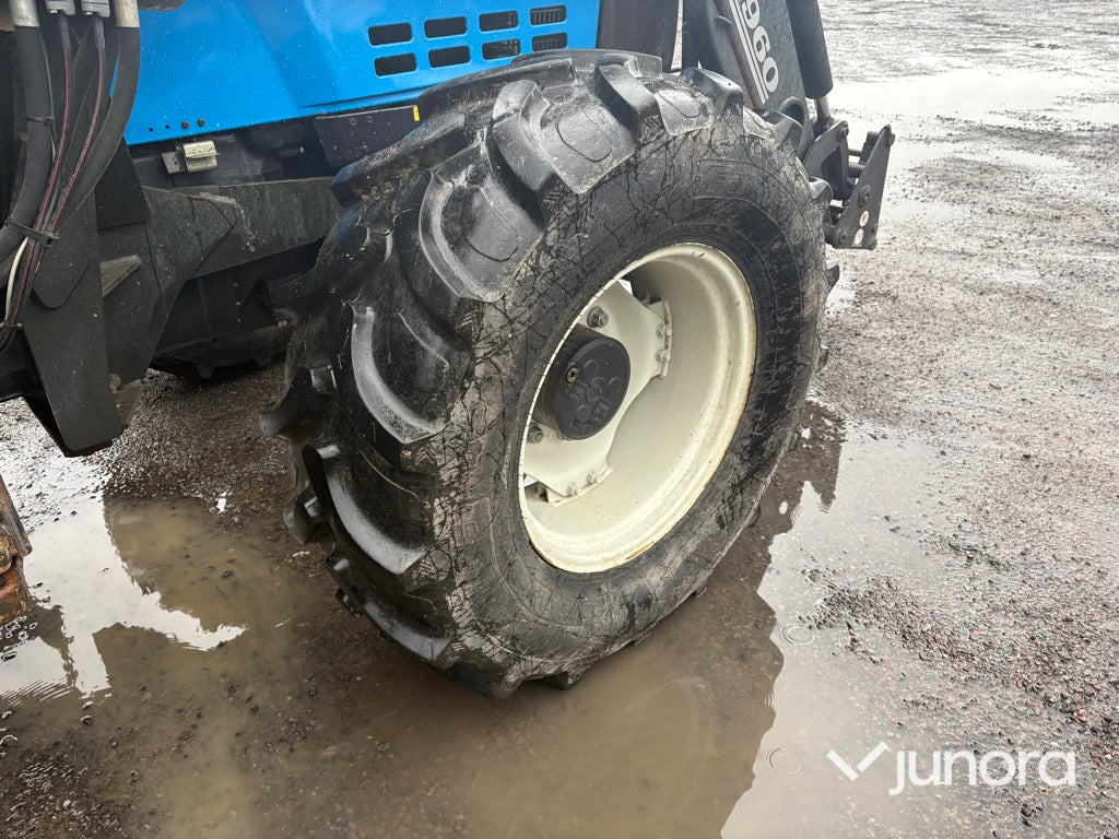 Traktor - Valtra 6550-4 med frontlastare