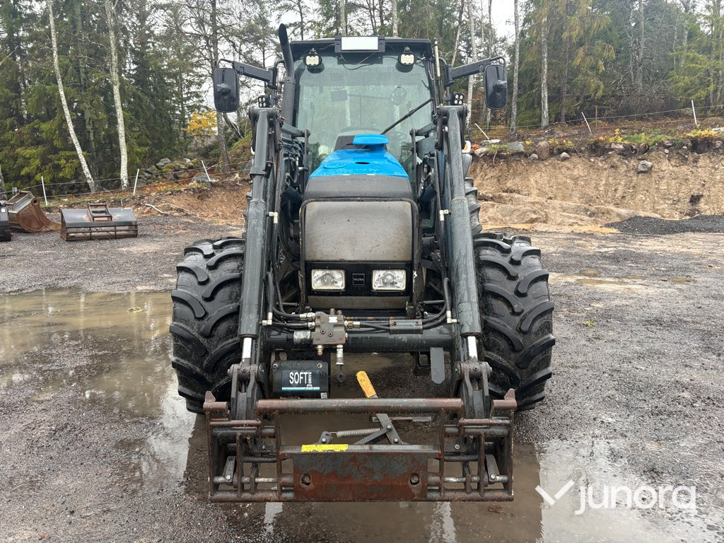 Traktor - Valtra 6550-4 med frontlastare