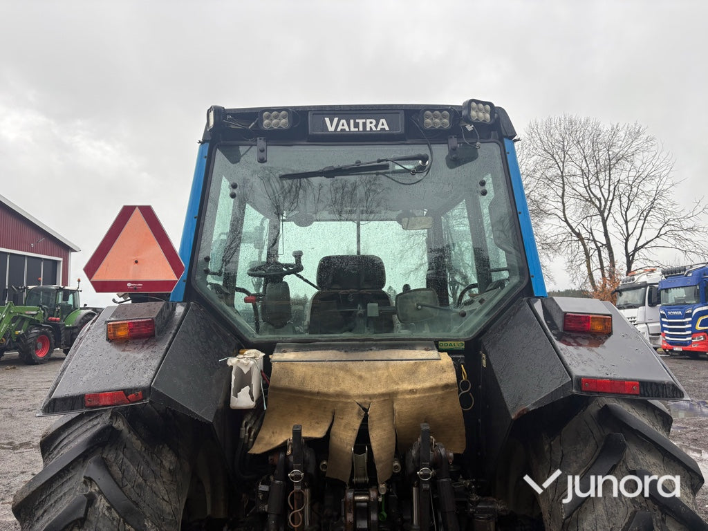 Traktor - Valtra 6550-4 med frontlastare