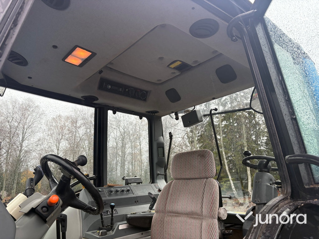 Traktor - Valtra 6550-4 med frontlastare