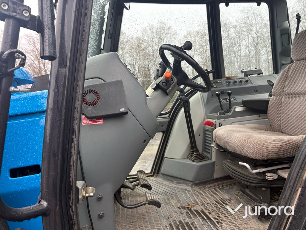 Traktor - Valtra 6550-4 med frontlastare