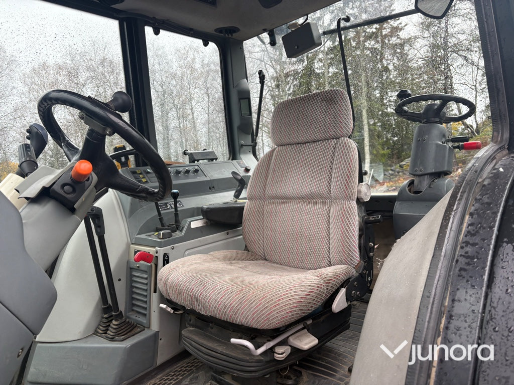 Traktor - Valtra 6550-4 med frontlastare