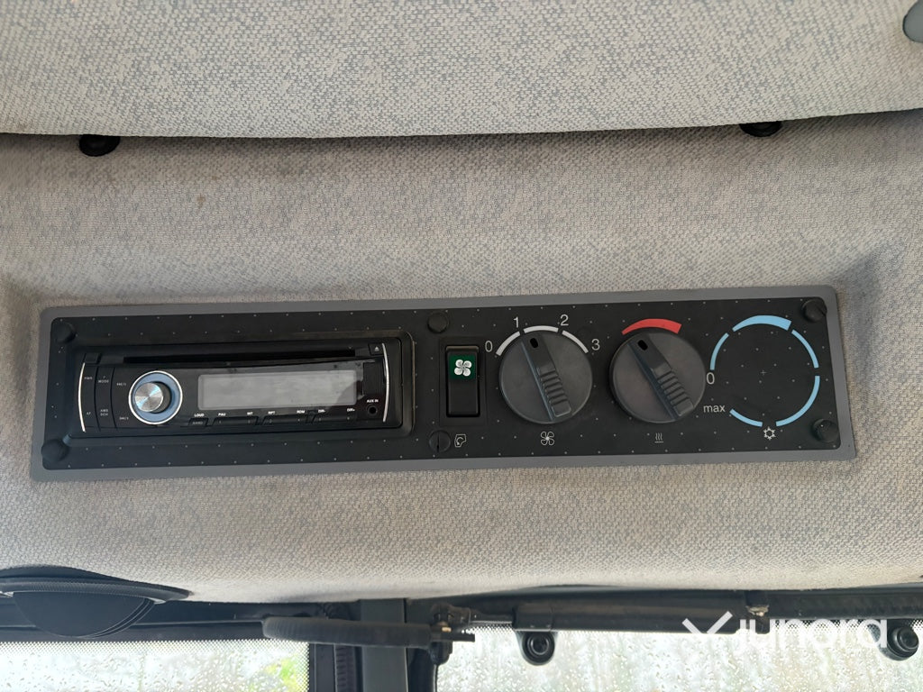 Traktor - Valtra 6550-4 med frontlastare