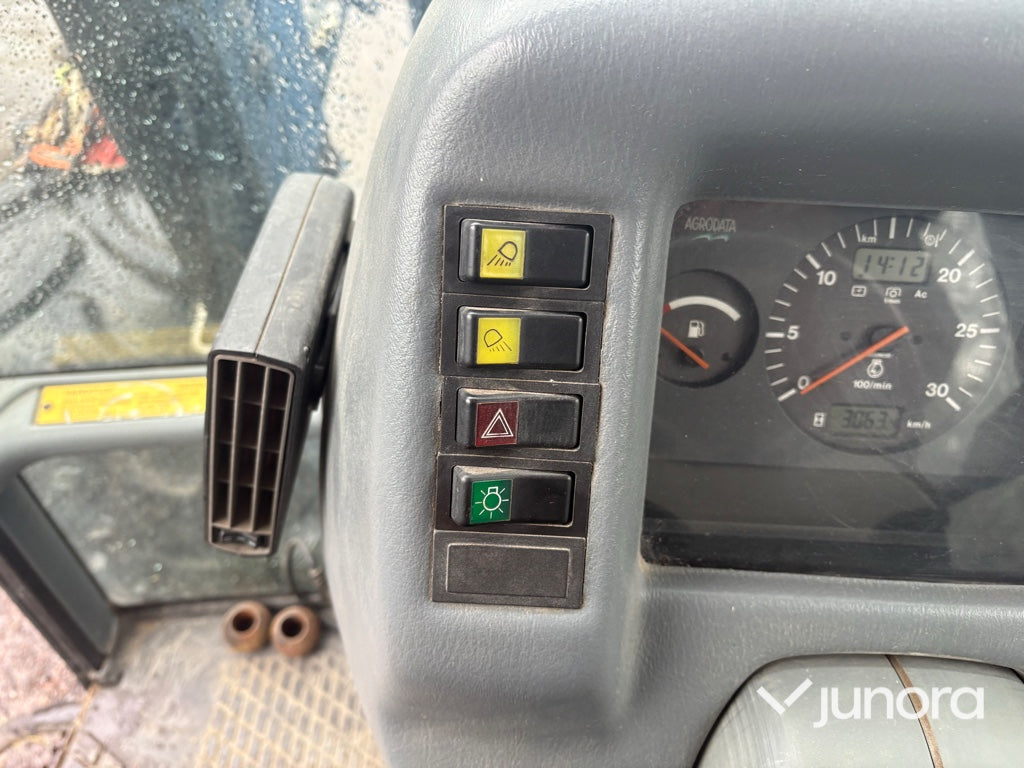 Traktor - Valtra 6550-4 med frontlastare