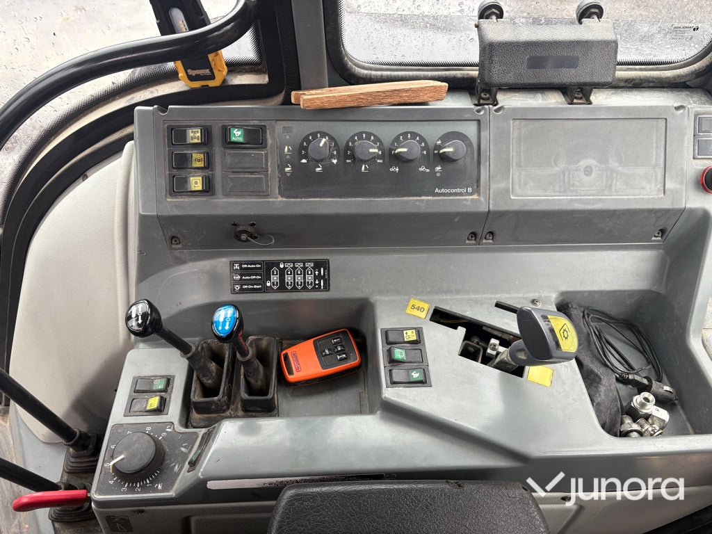 Traktor - Valtra 6550-4 med frontlastare
