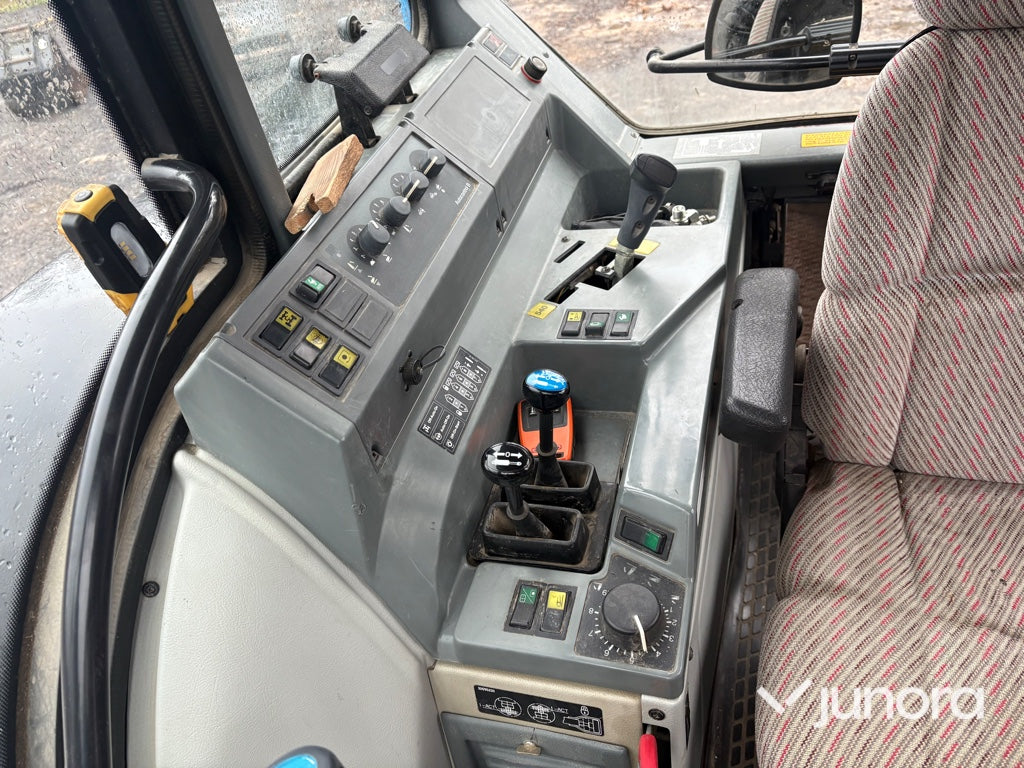 Traktor - Valtra 6550-4 med frontlastare
