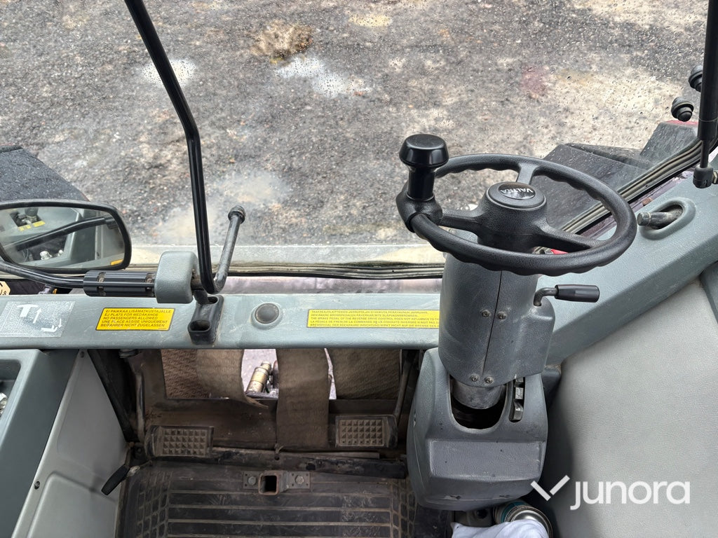 Traktor - Valtra 6550-4 med frontlastare