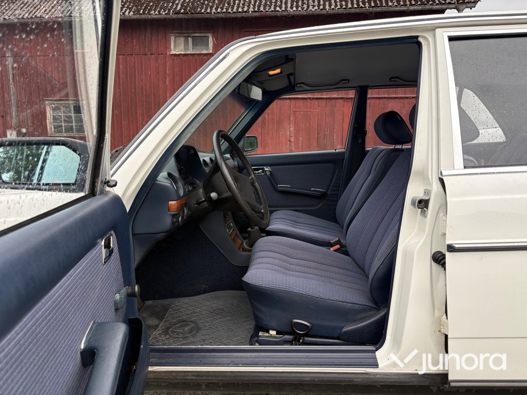 Veteranbil Mercedes-Benz 123/200