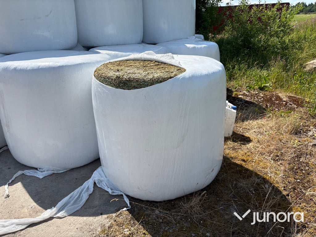 125 st ensilagebalar – 8 lager plast – Nyskördade